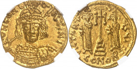 Constantin IV (668-685). Solidus ND (674-681), Syracuse.
Av. DN CONSTANTINVS. Buste casqué de face de l’Empereur tenant la lance et le bouclier. Rv. ...