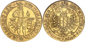 Bohème, Ferdinand II (1619-1637). 10 ducats 1635, Prague.
Av. FERDINANDVS. II. D - G. R. I. S. A. G. H. BO. REX. L’empereur debout à droite, cuirassé...
