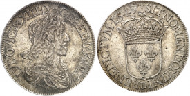 Louis XIII (1610-1643). Écu d’argent, 3e type 1643, D, Lyon.
Av. LVDOVICVS. XIII. D. G. FR. ET. NAV. REX. Buste à droite du Roi, lauré, drapé et cuir...