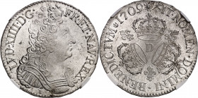 Louis XIV (1643-1715). Écu aux trois couronnes 1709, D, Lyon.
Av. LVD. XIIII. D. G. FR. ET NAV. REX. Buste à droite du Roi, cuirassé à l’antique. Rv....
