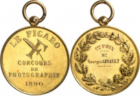 IIIe République (1870-1940). Médaille d’Or, concours de photographie du Figaro 1890, Paris.
Av. LE FIGARO - CONCOURS DE PHOTOGRAPHIE. F et plume entr...