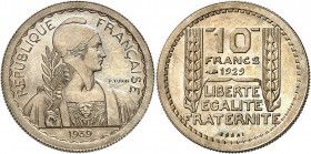 IIIe République (1870-1940). Essai de 10 francs Turin hybride de poids 4,5 g 1939, Paris.
Av. REPUBLIQUE FRANÇAISE. Buste de la République de face, t...