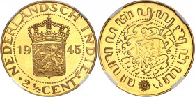 Indes orientales néerlandaises, Wilhelmine (1890-1948). Épreuve de 2 1/2 cents en Or, Flan bruni (PROOF), avec numéro de série #492 1945, Utrecht.
Av...