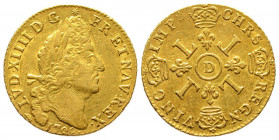 Louis XIV 1643-1715
Louis d'or aux 4 L, flan neuf, Lyon 1700 D, AU 6.71 g.
Ref : G. 252 (R4), Fr. 433
Conservation : TTB/SUP. Rarissime