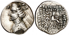 Imperio Parto. Orodes II (57-38 a.C.). Ecbatana. Dracma. (S. 7445 var) (Mitchiner A. & C. W. 576 var). Doble acuñación en reverso. 3,98 g. MBC.