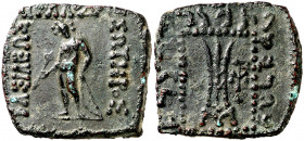 Reinos de Bactria e Indogriegos. Apolodotos I (174-165 a.C.). AE 24 cuadrado. (S. 7594 var) (CNG. XII, 120). Puntos de óxido. 9,32 g. (MBC+).