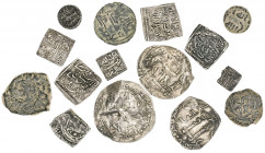 Lote formado por 4 feluses, 3 dirhems emirales de fecha no visible y 8 pequeñas monedas de plata, incluyendo 2 millareses. Total 15 piezas, desde el e...