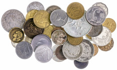 s. XX. Lote de 41 monedas de diversos países, en diferentes metales y valores. A examinar. BC/EBC.