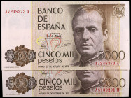 1979. 5000 pesetas. (Ed. E4a) (Ed. 478a). 23 de octubre, Juan Carlos I. 2 billetes, series A-A y A-B, uno con doblez central y el otro con una ondulac...