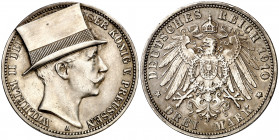 Alemania. Prusia. 1910. Guillermo II. A (Berlín). 3 marcos. Burilada. Al rey le han puesto un sombrero de copa. Muy curiosa. AG. 17,14 g. MBC+.