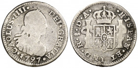 1797. Carlos IV. Santiago. DA. 1/2 real. (AC. 344). CAOLUS. Muy rara. 1,53 g. BC-/BC.
