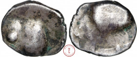 Tarusates, Région de Tartas, Drachme, dite "à la paire de fesses", II siècle avant J.-C., Av. Protubérance séparée d'une raie centrale. Dans la partie...