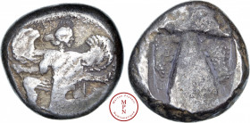 Carie, Caunus, Statère, Ca. 470-450 avant J.C., Av. Femme ailée agenouillée à gauche regardant derrière-elle à droite, Rv. Betyl entouré de deux grapp...
