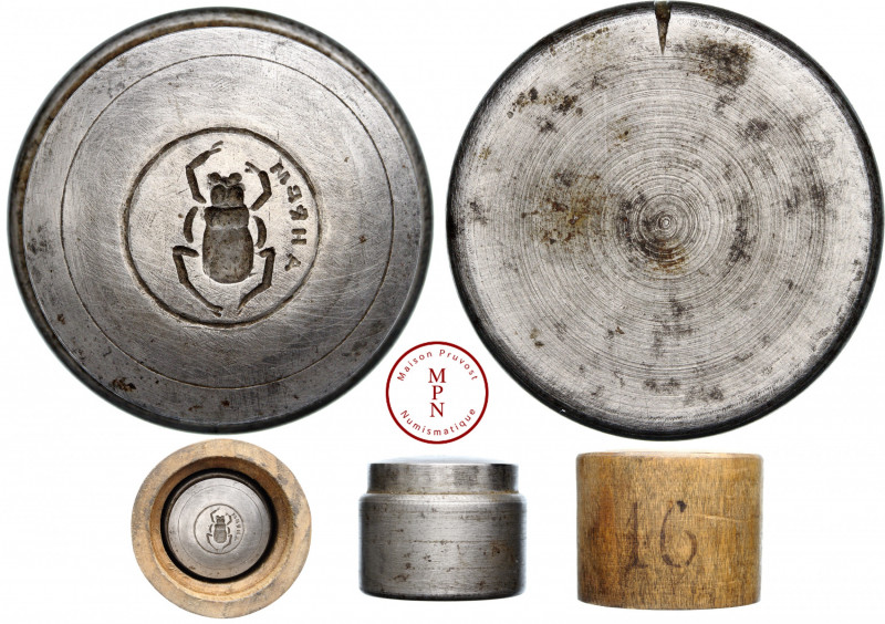 Coin d'artiste en creux inspiré de l'Antiquité représentant un scarabée avec une...