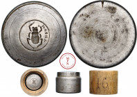 Coin d'artiste en creux inspiré de l'Antiquité représentant un scarabée avec une inscription dans le champ droit, XIXe-XXe siècle, Fer, 24.5x30 mm, Ve...