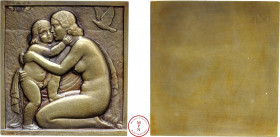 Troisième République (1870-1940), Femme et enfant, Plaque, Gibert, s.d., Av.Femme nue, agenouillée à gauche, tenant un enfant qui se blottit contre el...