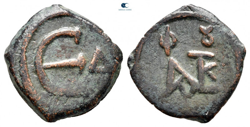 Justin II AD 565-578. Constantinople
Pentanummium Æ

15 mm, 1,93 g



ver...