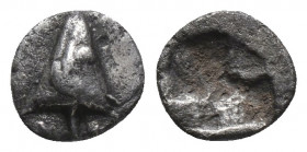 Greek
Mysia. Kyzikos circa 520-480 BC.Hemiobol AR Head of tunny fish left / Quadripartite incuse square.
Weight: 0.38 g Diameter: 7.4 mm