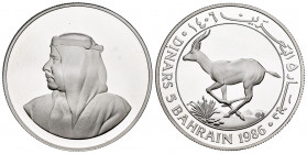 Bahrain. 5 dinars. 1406 H (1986). (Km-13). Ag. 19,51 g. PR. Est...25,00. 


 SPANISH DESRCIPTION: Bahrain. 5 dinares. 1406 H (1986). (Km-13). Ag. 1...
