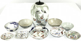 CHINA und Südostasien
China
Varia
11 chinesische Porzellanstücke des meist 19. und frühen 20. Jh. eine Vase mit Tierbemalung und Holzdeckel (Qian-L...