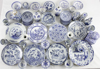 CHINA und Südostasien
China
Varia
54 Stück: 44 chinesische Porzellanteile, fast alles blau/weiß, 20. Jh. Vasen, Teebehälter, Teller, Tassen, Gewürz...
