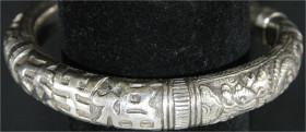 CHINA und Südostasien
China
Varia
Silber-Armreif mit Drachenmotiv und 3 chin. Schriftzeichen. Durchmesser 80 mm; 43,3 g