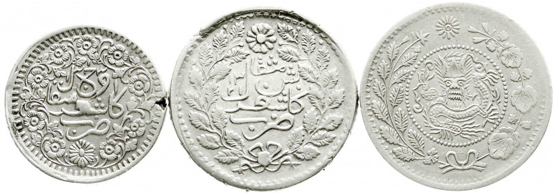 CHINA und Südostasien
China
Lots bis 1949
Sinkiang, 3 Silbermünzen: 3 Miscals...