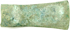 Ausgrabungen
Griechen
Mykenische Bronzeaxt, ca. 1300/1200 v. Chr. Länge 19,3 cm.
korrodiert, aber intakt
Provenienz: westf. Sammlung, erworben in ...