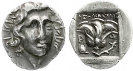 Altgriechische Münzen
Caria
Rhodos
Hemidrachme 250/230 v. Chr. Magistrat Lexikaltes. Helioskopf im 3/4 Profil/Rosenblüte. 1,31 g. Stempelstellung 1...