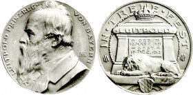 Altdeutsche Münzen und Medaillen
Bayern
Prinzregent Luitpold, 1886-1912
Silbermedaille 1912 v. Lauer, a.s. Tod. Brb. l./Löwe liegt trauernd vor gek...