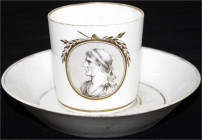 Altdeutsche Münzen und Medaillen
Sachsen-Gotha, Stadt
Porzellantasse und Untertasse um 1795/1804 der Gothaer Porzellanmanufaktur unter Rotbergs Mita...