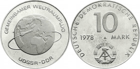 Münzen der Deutschen Demokratischen Republik
Gedenkmünzen der DDR
10 Mark 1978 A, Weltraumflug. Randschrift läuft rechts herum.
Polierte Platte. Ja...