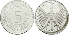 Proben, Verprägungen und Besonderheiten
Bundesrepublik Deutschland
5 Deutsche Mark 1972 F, ca. 10% dezentriert geprägt.
prägefrisch. Jaeger 387. ...