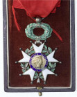 Orden und Ehrenzeichen
Frankreich
Ritterkreuz zum Orden der Ehrenlegion 1870 am Band im Originaletui. Hersteller Arthus-Bertrand.
sehr schön, Email...