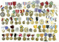 Orden und Ehrenzeichen
USA
04.05.2021: mit 4 Etuis

Große Sammlung von 66 versch. Auszeichnungen, militär. Auszeichnungsmedaillen und Abzeichen de...