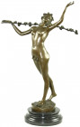 Varia
Skulpturen und Plastiken
Bronzeskulptur eines stehenden nackten Mädchens mit Rosenstab. Signiert Aldo Vitaleh. Auf Marmorsockel. Gesamthöhe 49...