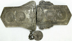 Varia
Sonstige Antiquitäten
Prunkvolle zweiteilige Gürtelschnalle, 19. Jh., versilbert. 90 X 110 mm und 95 X 115 mm. Angehängte Billonmünze AH 1223,...