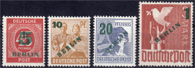 Briefmarken
Deutschland
Berlin
Grünaufdruck 1949, kompletter Satz in postfrischer Erhaltung, jeder Wert geprüft Schlegel BPP. Mi. 250,-€.
** Miche...