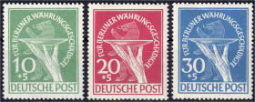 Briefmarken
Deutschland
Berlin
Währungsgeschädigte 1949, kompletter Satz in postfrischer Erhaltung, 10 Pf. mit Plattenfehler II ,,grüner Punkt rech...