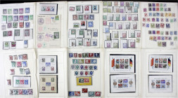 Briefmarken
Lots und Sammlungen
Deutschland (alphabetisch)
Deutschland nach 1945 */**/gest./Briefe: Uralte Sammlung auf Blättern mit vielen komplet...