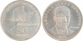 Sénégal, 50 francs, 25e anniversaire Eurafrique, 1975 Paris
A/REPUBLIQUE DU SENEGAL
Bateau voguant à gauche au-devant d'une carte de l'Europe et de ...