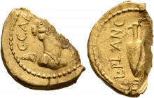 Julius Caesar, 49-44 BC. Aureus (Gold, 14x20 mm, 5.33 g, 7 h), with L. Munatius Plancus, praefectus Urbi. Rome, late 46-early 45. C•CAE[S DIC•TE]R Win...