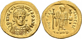 Justin I, 518-527. Solidus (Gold, 20 mm, 4.42 g, 6 h), Constantinopolis, 519-527. D N IVSTINVS P P AVG Pearl-diademed, helmeted and cuirassed bust of ...
