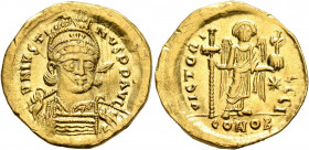 Justin I, 518-527. Solidus (Gold, 20 mm, 4.27 g, 6 h), Constantinopolis, 519-527. D N IVSTINVS P P AVG Pearl-diademed, helmeted and cuirassed bust of ...