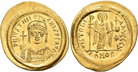 Justinian I, 527-565. Solidus (Gold, 23 mm, 4.47 g, 6 h), Constantinopolis, circa 538-545. D N IVSTINIANVS P P AVG Helmeted and cuirassed bust of Just...