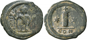 Justin II, 565-578. Dekanummium (Bronze, 22 mm, 3.53 g, 6 h), Constantinopolis. D N IVSTINVS P P AVG Justin II, in military attire, standing front, he...