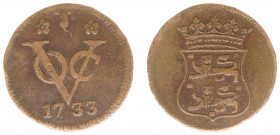 Verenigde Oost-Indische Compagnie (1602-1799) - West-Friesland - Duit 1733 (Scho. 213c) met kleine cijfers - ZF / met punten tussen de fleurons en jaa...