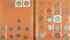Twee albums met munten Juliana en Beatrix, veel zilver