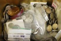 Doosje met ca. 2900 gram Wilhelmina zilvergeld: dubbeltjes, kwartjes en halve guldens