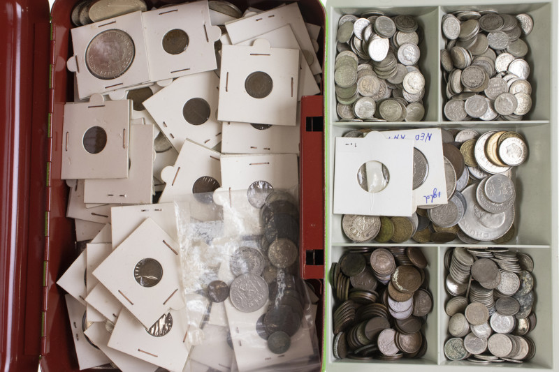 Groene geldkist met Juliana zilver, enkele honderden zilveren dubbeltjes, onedel...